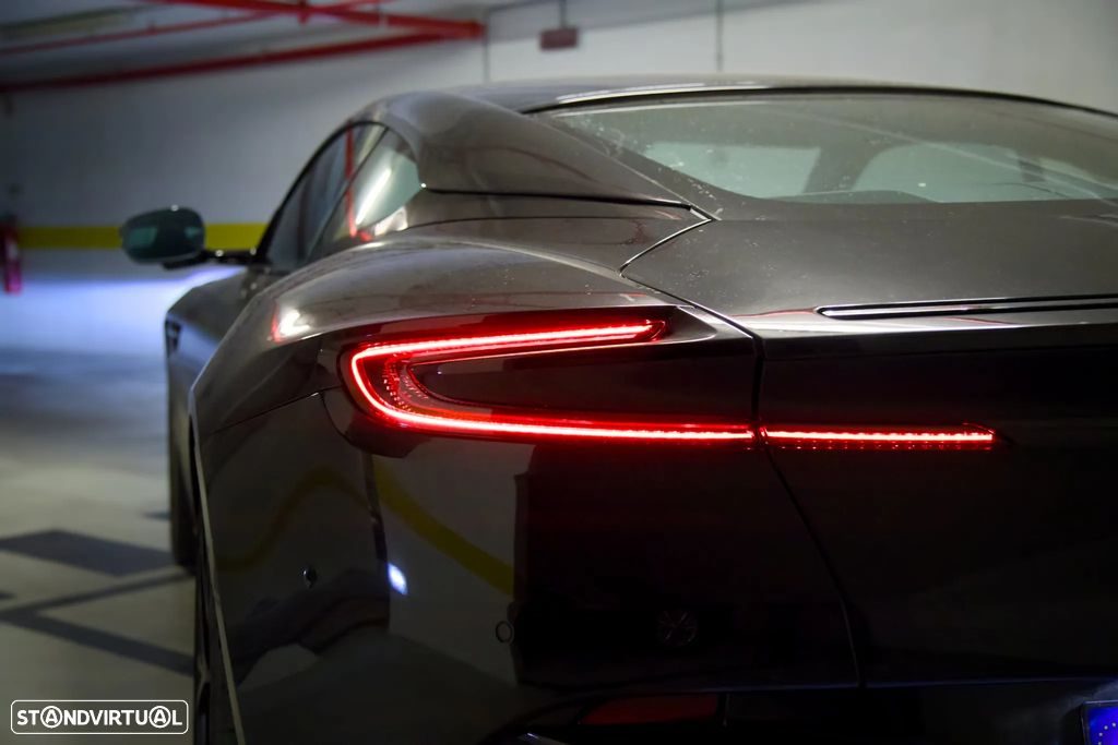 Aston Martin DB12 Coupé V8 — 8