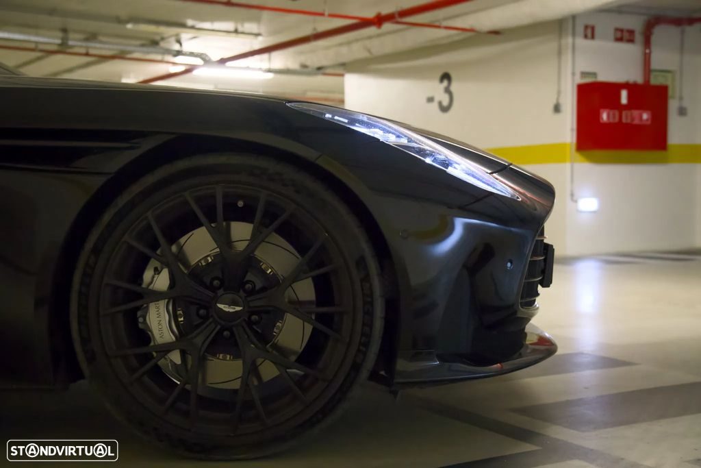 Aston Martin DB12 Coupé V8 — 9