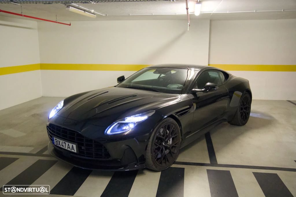 Aston Martin DB12 Coupé V8 — 12
